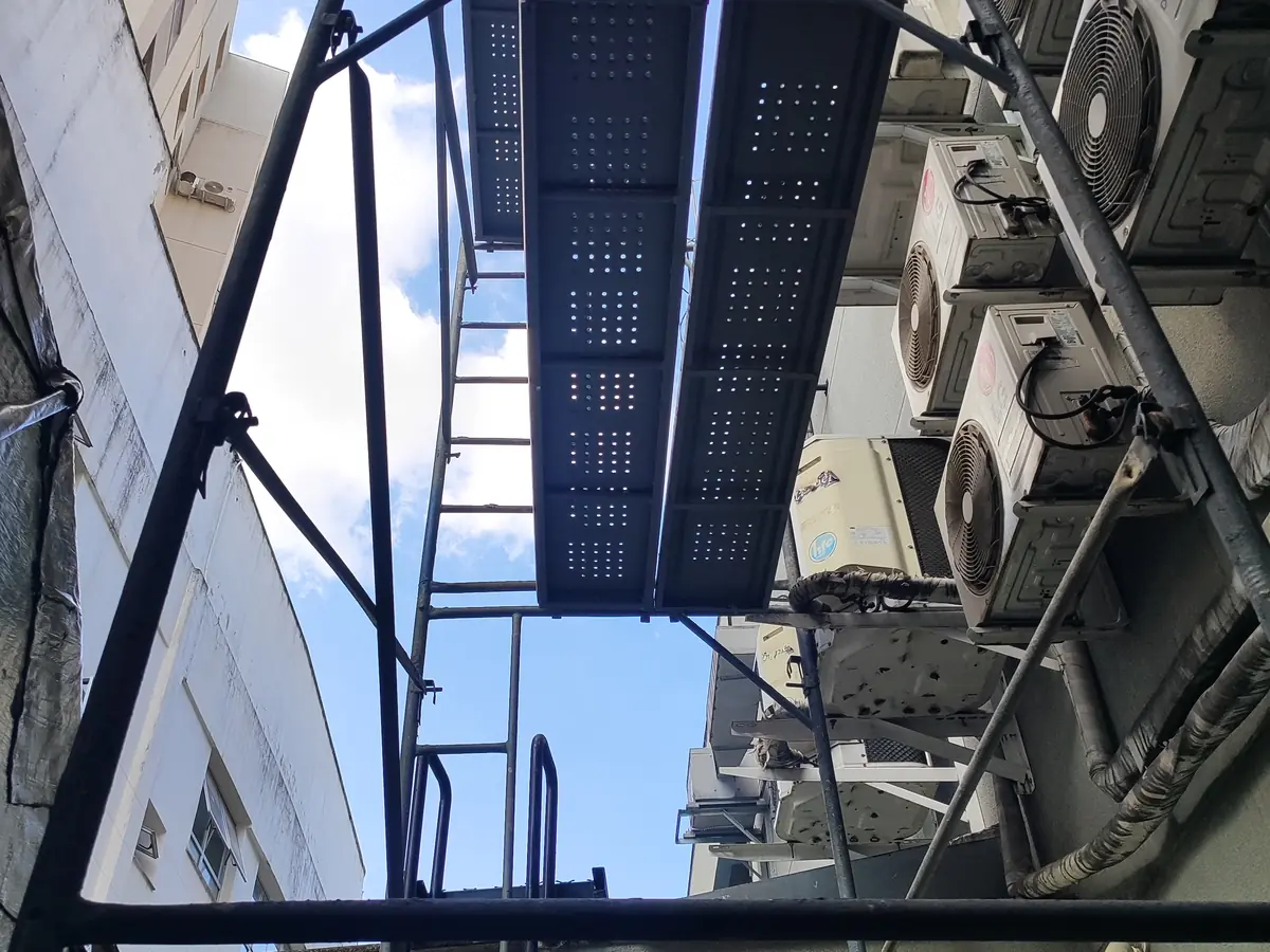 Condensadoras instaladas em estrutura metálica na fachada de um prédio